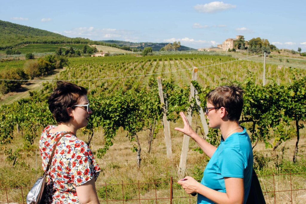 Chiara von Tunia Wines und ich im Weingarten